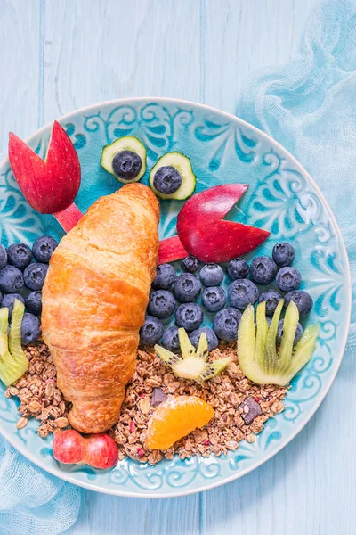 Croissant con bayas para el desayuno divertido de los niños — Foto de Stock