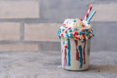 Vanilya funfetti milkshake dondurma ile. Vatansever içki kokteyl