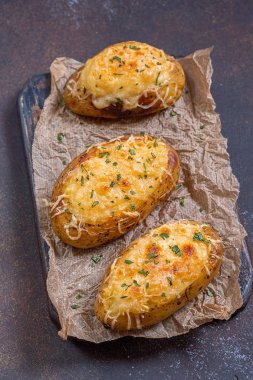 Peynir ve domuz pastırması ile doldurulmuş patates