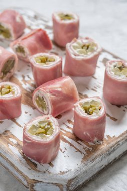 Jambon ve turşu Roll up