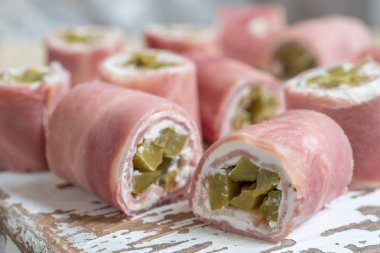 Jambon ve turşu Roll up