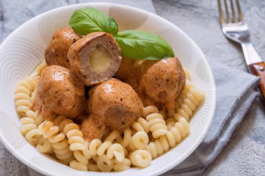 köfte makarna makarna Mozzarella peyniri ile doldurulmuş