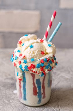Vanilya funfetti milkshake dondurma ile. Vatansever içki kokteyl