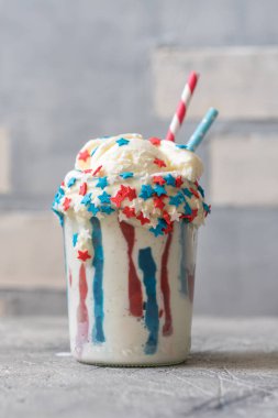 Vanilya funfetti milkshake dondurma ile. Vatansever içki kokteyl
