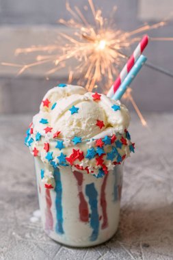 Vanilya funfetti milkshake dondurma ile. Vatansever içki kokteyl