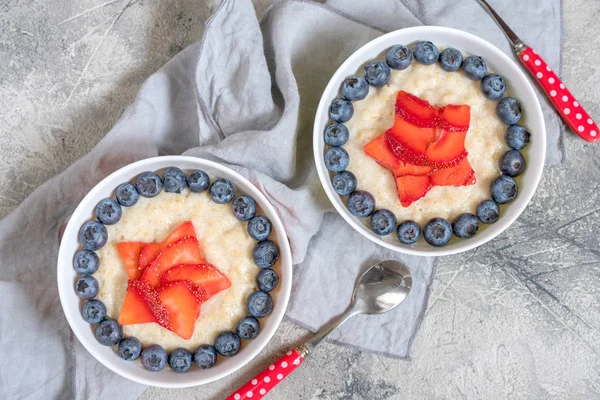 Porridge di farina d'avena supereroe per la colazione dei bambini — Foto Stock