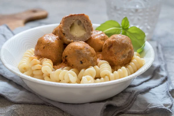 Macaroni pasta with mozzarella stuffed meatballs — Stock Photo, Image