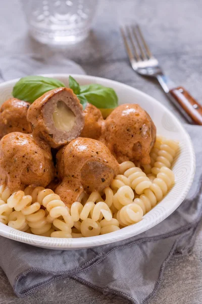 Macaroni pasta met mozzarella gevulde gehaktballen — Stockfoto