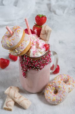 Pembe çilek freakshake tatlılar