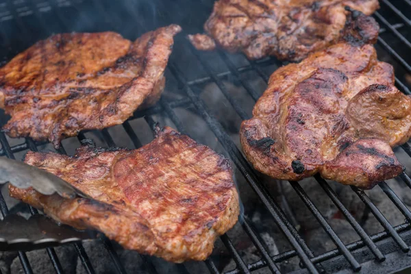 Grilovaný Vepřový steak na grilu. — Stock fotografie