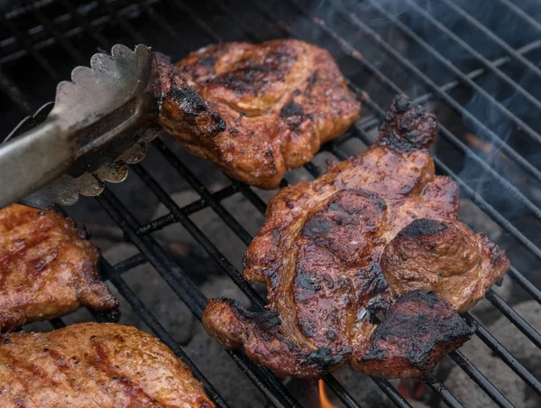 Grilovaný Vepřový steak na grilu. — Stock fotografie