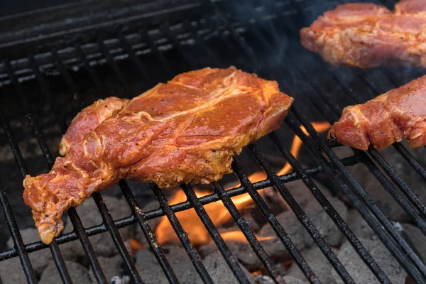 Grilled pork steak on the grill. — Stock Photo, Image