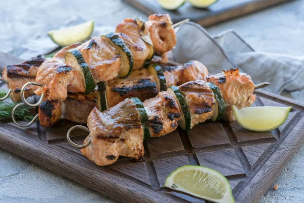 Salmon kebab dengan zucchini — Stok Foto