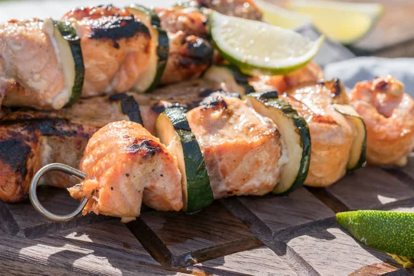 Spiedino di salmone con zucchine — Foto Stock