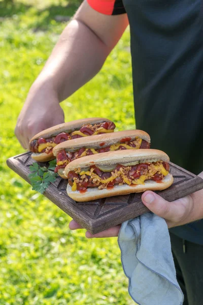 Hot Dog z boczku owinięte kiełbasa, ketchupu, musztardy, smażony cebulę i ogórki — Zdjęcie stockowe