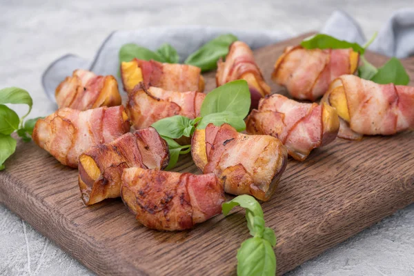 Bacon grigliato avvolto pesca — Foto Stock