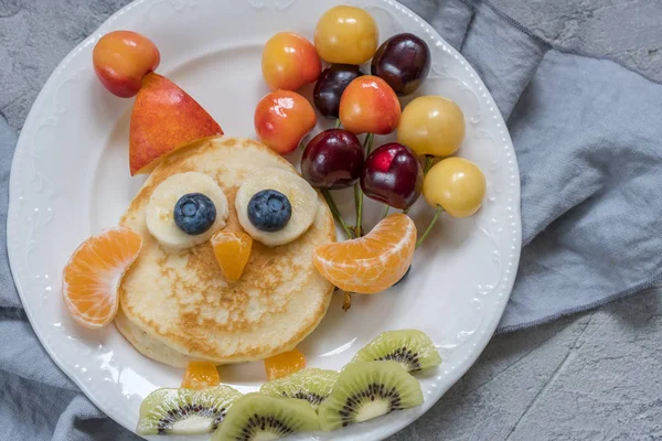 子供の朝食用フクロウパンケーキ — ストック写真
