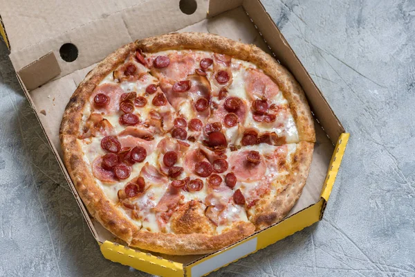 Pizza beton tablo, closeup kutusunda — Stok fotoğraf