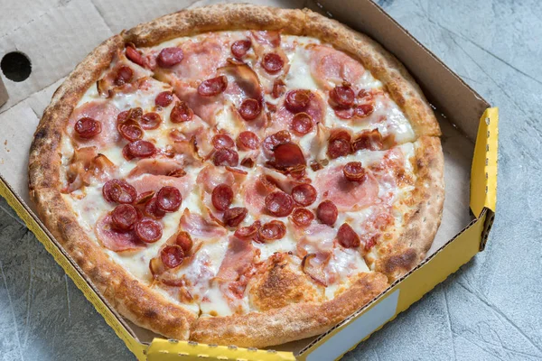 Pizza en caja sobre mesa de hormigón, primer plano — Foto de Stock