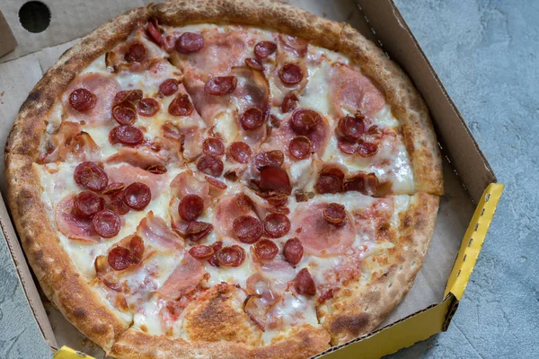 Піца в коробці на бетонному столі, крупним планом — стокове фото