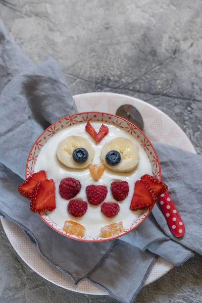 Kinder lustiges Frühstück Joghurt mit Früchten und Beeren — Stockfoto