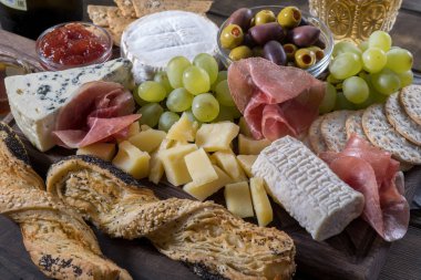 Üzüm, reçel, prosciutto ve kraker ile servis Peynir tabağı