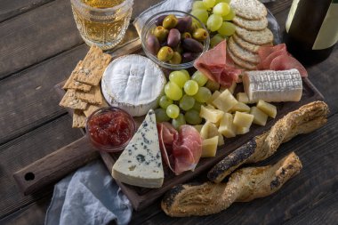 Üzüm, reçel, prosciutto ve kraker ile servis Peynir tabağı