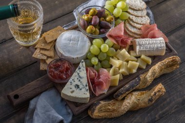 Üzüm, reçel, prosciutto ve kraker ile servis Peynir tabağı