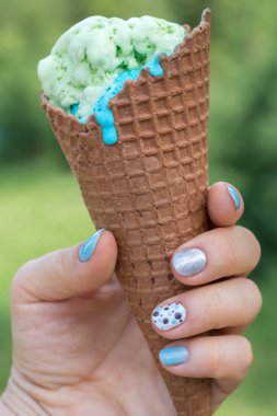 el bir Dondurma külahı tutarak