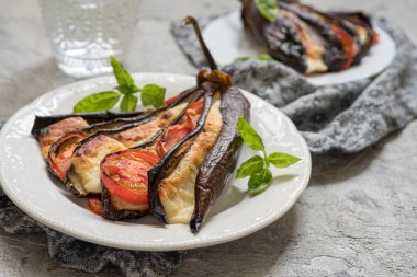 Parmesan peynirli patlıcan pişmiş domates