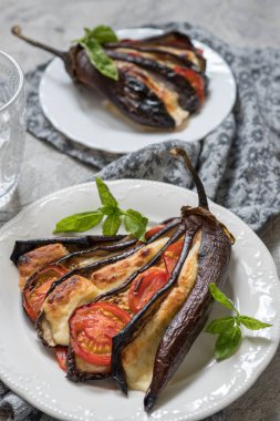 Parmesan peynirli patlıcan pişmiş domates