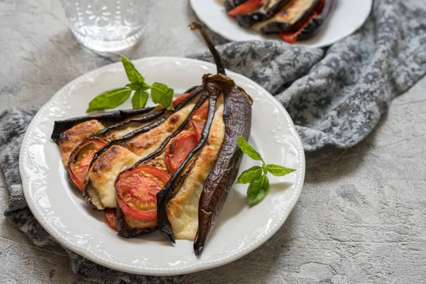 Berenjena al horno con queso parmesano, tomates —  Fotos de Stock