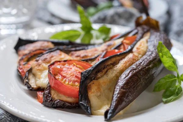 Berenjena al horno con queso parmesano, tomates —  Fotos de Stock