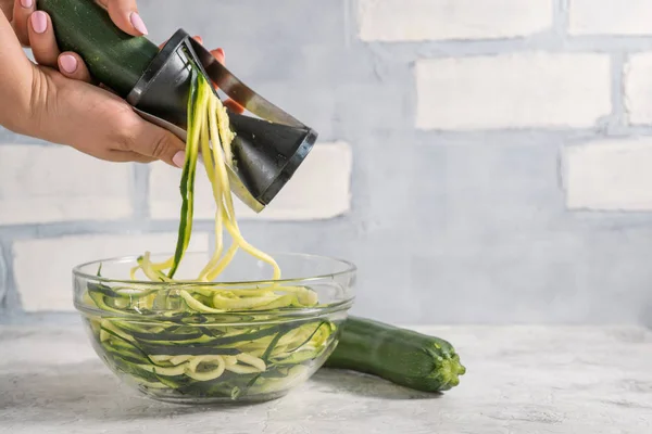 Gør zucchini nudler med spiralizer - Stock-foto