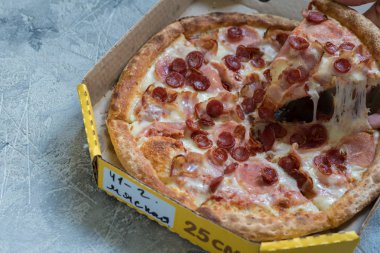 Pizza beton tablo, closeup kutusunda