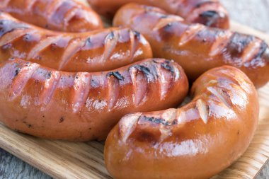 Bir ahşap tahta üzerinde ızgara sosis