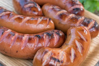 Bir ahşap tahta üzerinde ızgara sosis