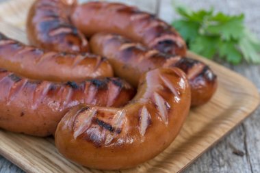 Bir ahşap tahta üzerinde ızgara sosis