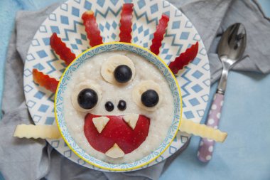 Çocuklar yulaf lapası meyve ile Kahvaltı