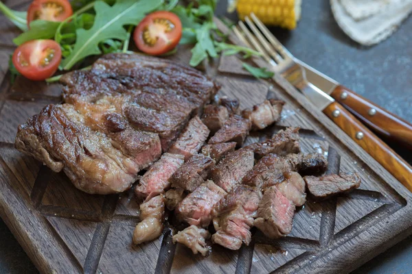 Grilovaný steak na řezací desce — Stock fotografie