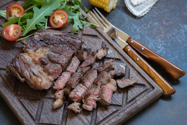 Grilovaný steak na řezací desce — Stock fotografie