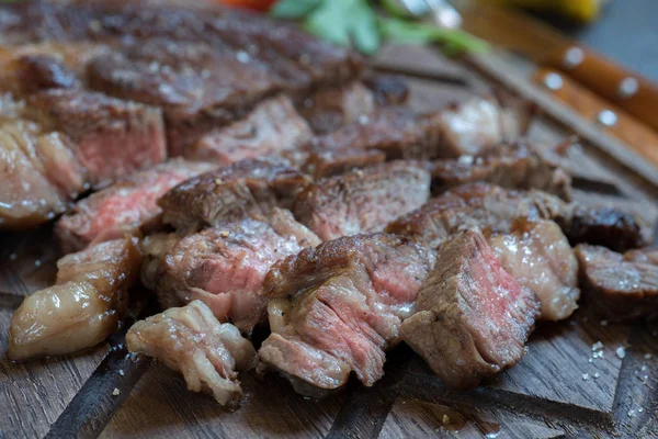 Bistecca alla griglia sul tagliere — Foto Stock