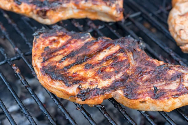 Gegrilde varkensvlees biefstuk op de grill. — Stockfoto