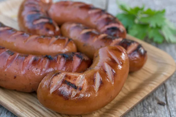 Bir ahşap tahta üzerinde ızgara sosis