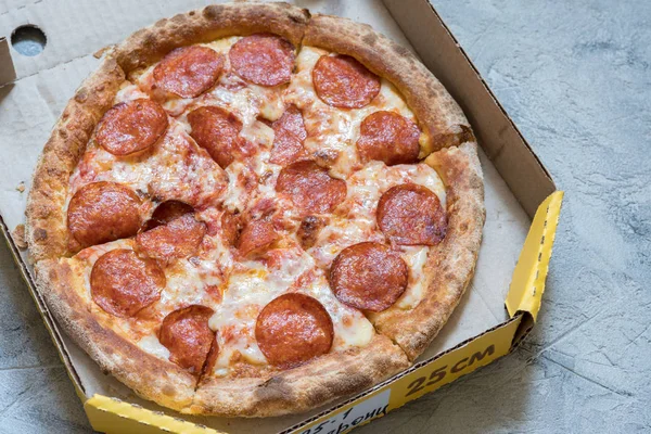 Salam koyu ahşap arka plan üstten görünüm üzerinde İtalyan biberli pizza. Geleneksel İtalyan yemekleri. — Stok fotoğraf