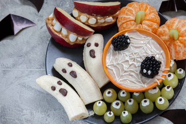 Golosinas de Halloween de frutas. Plátano Fantasmas y Calabazas Clementine Naranja, Monturas de Monstruo de Manzana y Spider Web — Foto de Stock