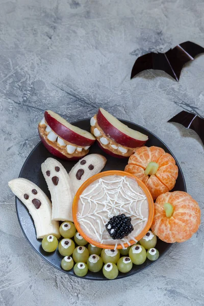 Golosinas de Halloween de frutas. Plátano Fantasmas y Calabazas Clementine Naranja, Monturas de Monstruo de Manzana y Spider Web — Foto de Stock