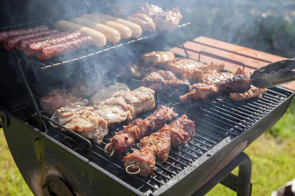 Délicieuse viande grillée sur un barbecue — Photo
