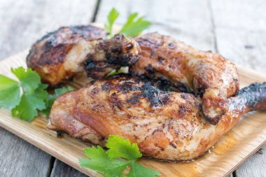 kızarmış tavuk budu kekik ile