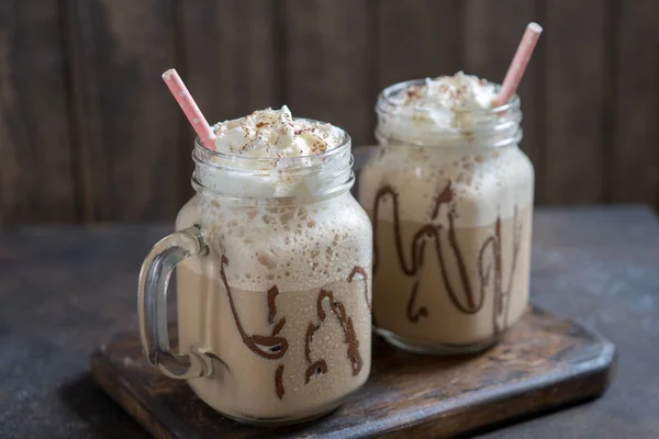 Kaltgetränk Frappuccino mit Schlagsahne und Strohhalmen — Stockfoto